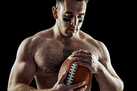 有球的光着膀子的美式足球运动员战绘面漆体育专注男性背景黑色四分卫男人运动图片