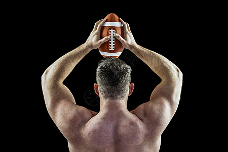 有球的光着膀子的美式足球运动员专注肌肉黑色战绘运动四分卫体育男人竞技面漆图片