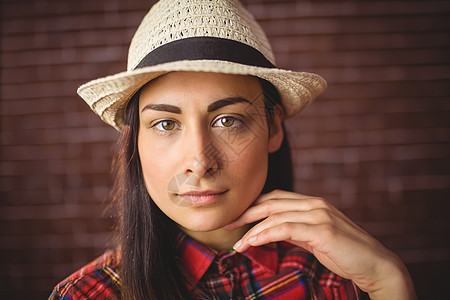 美丽的时装着看镜头毡帽衬衫草帽格纹红砖格子潮人休闲女性女士图片