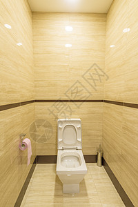 洗手间内部的白马桶地面陈列柜合金龙头技术家庭镜子建筑物卫生房子图片