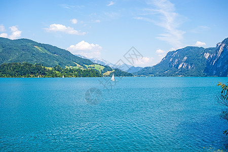 阿特西湖反射天气风景生态山腰高山树木游泳爬坡场景图片