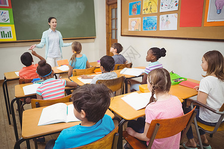 学生在课堂上听老师讲课图片