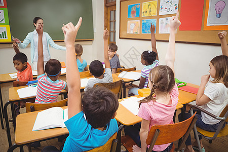 学生在课堂上举起手来学校班级同学们学习黑板微笑童年工作小学生孩子图片