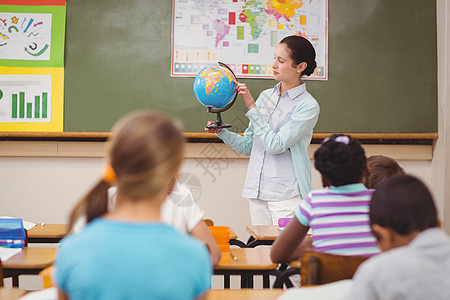 学生们在听老师的抱着地球早教混血孩子地理学习男性课堂女孩班级学校图片