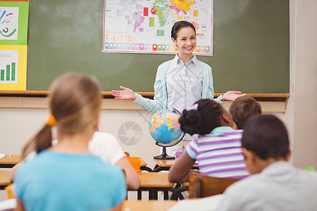 同学们学生在黑板上听老师说话男性工作男生学校微笑手势小学生椅子教育快乐背景