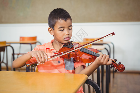 小提琴课学生在课堂上使用小提琴学习瞳孔学校班级知识专注混血乐器童年早教背景