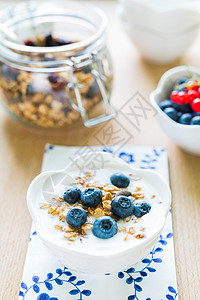 与粮 酸奶和新鲜水果一起健康早餐浆果木头粮食营养甜点奶油饮食蓝色醋栗小吃图片