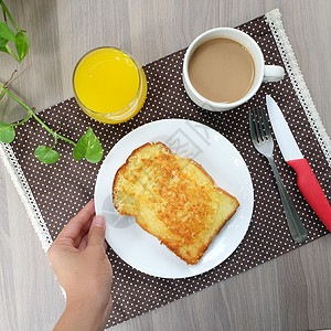 以奶酪面包 咖啡和橙汁制成的简单早餐图片