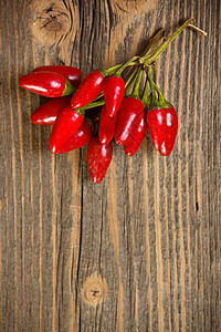 辣椒蔬菜活力红色木头桌子胡椒香料草本烹饪植物图片