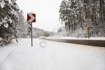 冬季的公路滑雪气候天气假期晴天衬套沥青季节运输薄雾图片