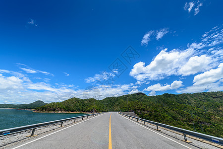 山上的道路车道公路速度自由勘探天空旅行风景森林蓝色图片