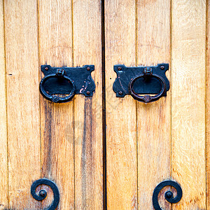 红色铜钉和光亮的黄铜制铜甲金属文化安全木头房子建筑学装饰品门把手入口戒指图片