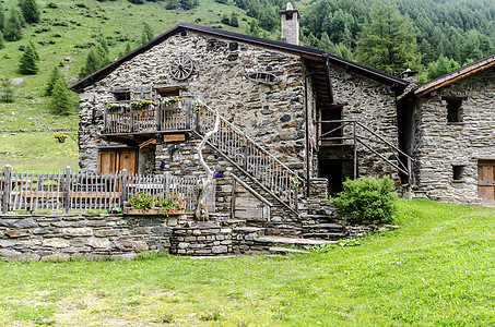 石头房子 山中的传统高山村庄岩石场景地标场地游客假期风景历史旅游建筑物背景图片