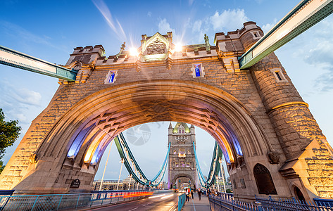 伦敦联合王国夜间的照明塔桥地标建筑学纪念碑蓝色反射市中心天空旅游日落全景图片