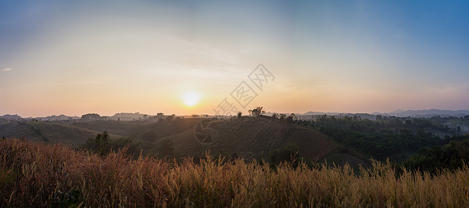 山岳的秋天景色多彩 日出远足距骨射线蓝色空腔登山旅行裂缝旅游火花图片