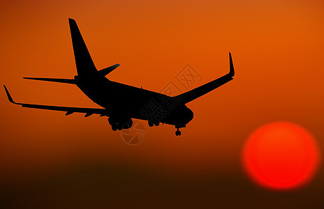 黄昏时向太阳飞去的空机Silhouette图片