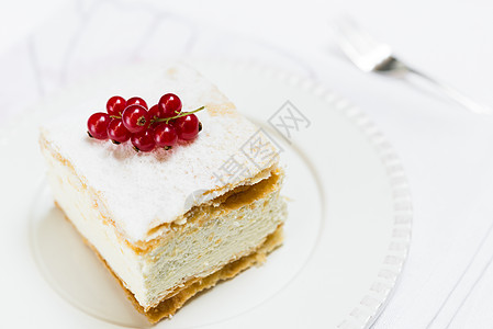 白板上的奶油派馅饼蛋糕甜点鞭打配料桌子香草面包抛光食物图片