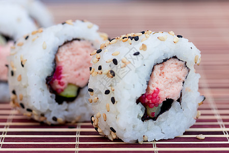 寿司在盘子上食物午餐海鲜黄瓜海藻海苔美食白色红色黑色图片