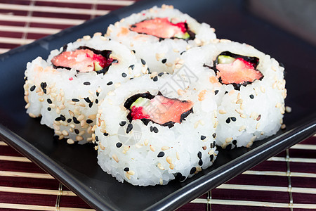 寿司在盘子上海藻黄瓜海鲜红色海苔午餐美食食物白色黑色图片