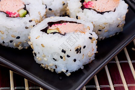 寿司在盘子上海苔文化黄瓜红色食物美食白色黑色海藻海鲜图片