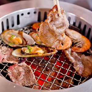 BBQ Grill o上混合烤肉和海食及椰子木炭煤炭胡椒食物餐厅炙烤脆皮美食酒吧气体图片