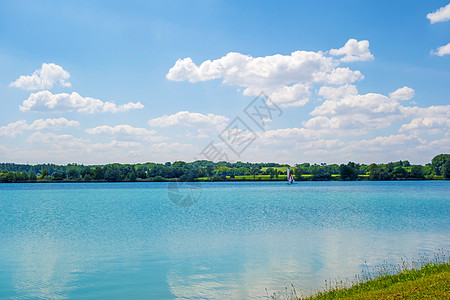 绿松湖风景石头山脉蓝色盆地晴天游泳天空公园绿色图片