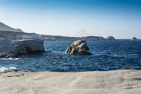 希腊米洛斯岛Sarakiniko海滩风景岩石支撑地质学画报天空假期石头地标海岸蓝色图片