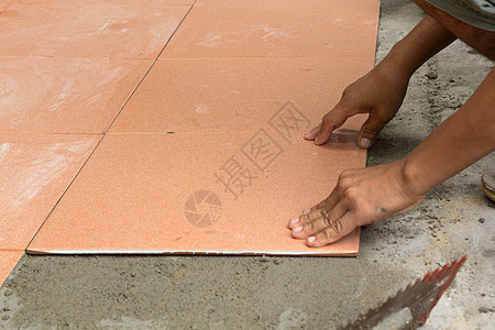 一个石匠在家里打砖 瓷地板粘合装修在装潢维修砂浆研磨缺口材料瓷砖住宅安装水泥图片