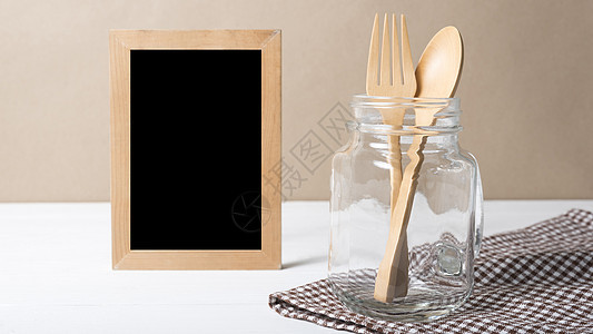 木制勺子和玻璃叉子盘子烹饪木头餐厅白色厨房厨具食物用具工具图片