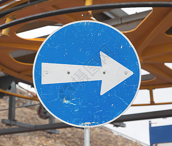 蓝路标志 白箭指右图片