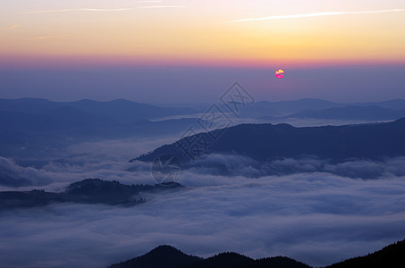 有浓雾的惊人山地景观 喀尔巴阡山脉环境季节美丽全景旅行天气公园风景生态爬坡图片