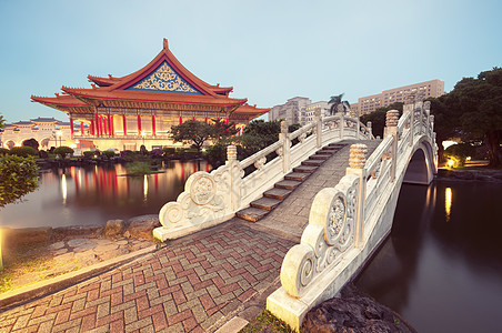 台湾台北国家音乐厅文艺演出柱子国家建筑学文化地点旅游音乐厅池塘图片