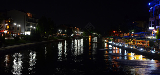 德里姆斯特鲁加河 奥赫里德湖 马西多尼亚灯光反射水面夜景酒店倒影城市社论图片