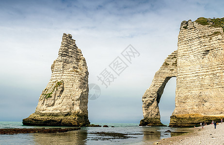 Etretat有著名的自然悬崖 Etretat是塞纳的一个乡镇海滩岩石旅游海岸线蓝色旅行天空假期海岸地标图片