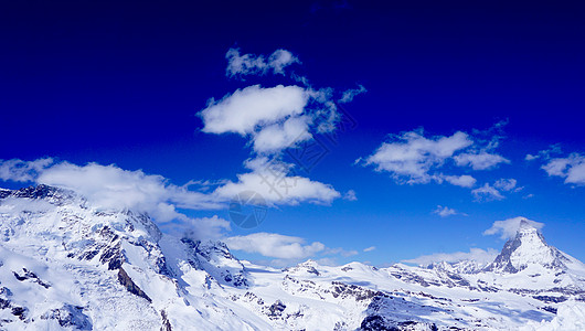 阳光明媚的一天看到马特霍恩地标顶峰雪山三角形场景滑雪观光晴天游客天蓝色图片