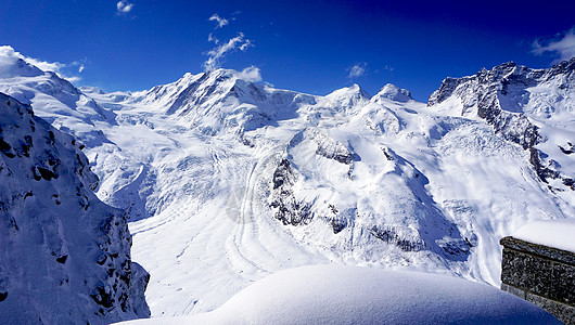 山地景观和蓝天雪图片