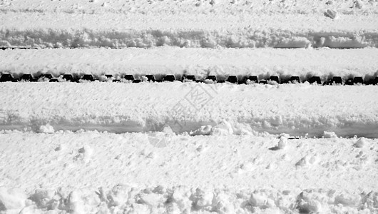 雪与铁轨连结图片