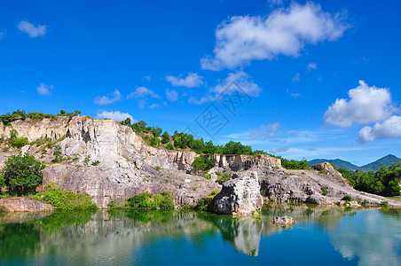 Chau Doc镇山区湖岩石反射树木蓝色松树旅游季节旅行森林假期图片