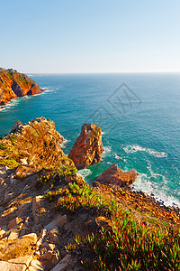 落岩海岸泡沫阴霾季节海洋海滩蓝色气候悬崖岩石地平线图片