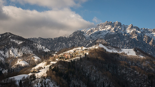 雪山脉意大利白沙山山脉顶峰旅行游客爬坡石头季节房子旅游森林背景