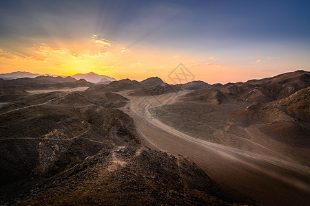 沙漠中的日落蓝色染色岩石天空全景光束旅行干旱公园爬坡图片
