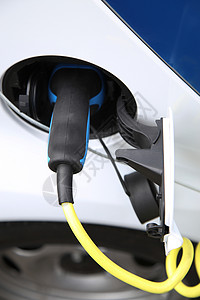 电动汽车在车站被充电 停电车辆经济驾驶生态发动机电池活力充电器城市马达图片