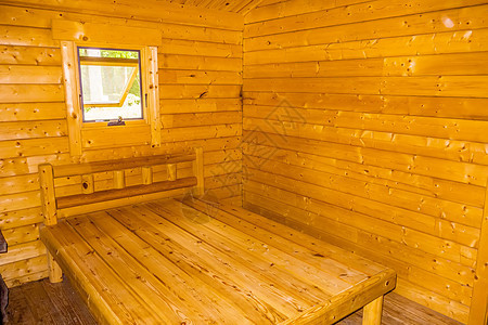 小木木屋内有床和窗户小屋森林建筑学假期乡村烟囱建筑风化房子木头图片