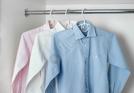 白 蓝和粉红色的清洁铁男子衬衫男生服饰男性橱柜魅力仪式棉布衣架内阁纺织品图片