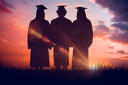 3名身着研究生袍 持有文凭的学生的复合形象帽子毕业生黑色计算机蓝色长发女性证书大学日落图片
