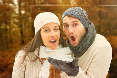年轻冬季夫妇的复合形象森林夫妻情人感情潮人女士男性头发情怀环境图片