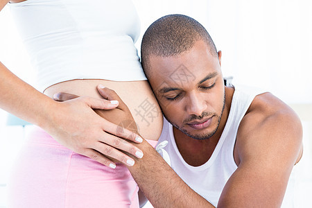男人听怀孕妻子肚子里的东西图片
