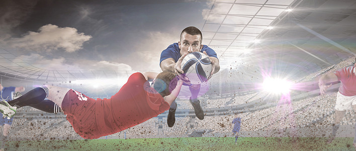一个橄榄球运动员的复合图像 尝试得分四分卫竞赛力量体育场游戏蓝色站立播放器头饰安全图片