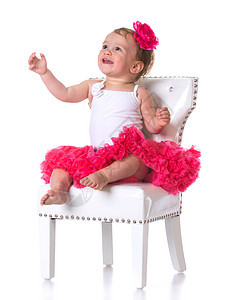 快乐的婴儿女性芭蕾舞戏服童年女孩裙子工作室粉色椅子白色图片