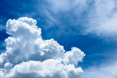 泰国北部清迈市的蓝天下着美丽的雨 满是雨水云雾季节天气雨云太阳蓝色海滩天蓝色天空云景图片